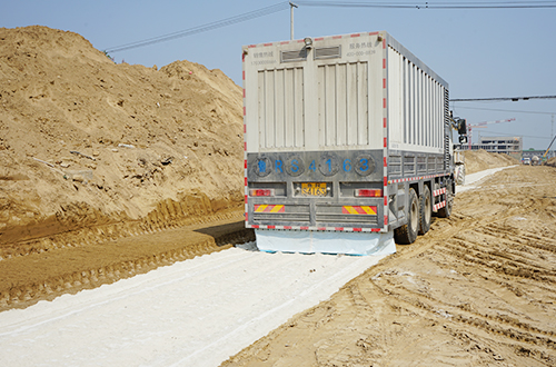 九州陸達(dá)牌粉料撒布車(chē)助力巨野高鐵站主干道路建設(shè)