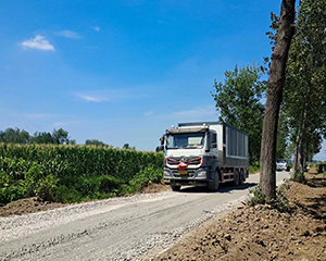 九州陸達(dá)牌粉料撒布車(chē)助力鄉(xiāng)村道路建設(shè)
