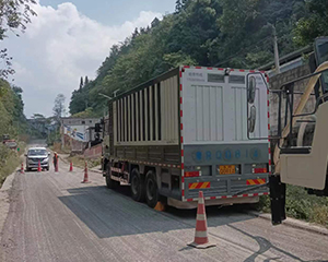 九州陸達(dá)牌粉料撒布車(chē)助力貴州道路建設(shè)