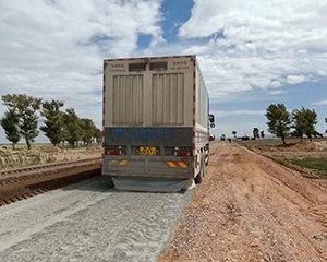 九州陸達(dá)牌粉料撒布車助力陜西榆林道路建設(shè)