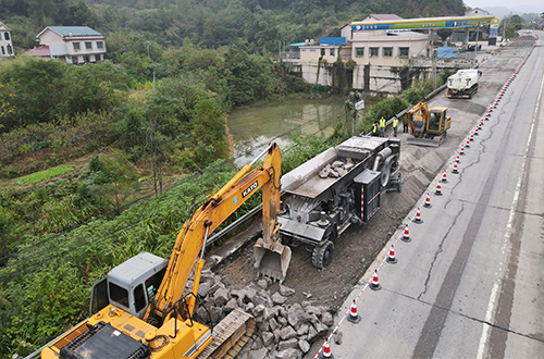 九州陸達(dá)水泥路面破碎機(jī)助力湖南354國(guó)道湘鄉(xiāng)段