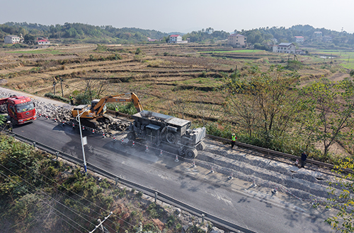 九州陸達(dá)水泥路面破碎機(jī)助力湖南施工